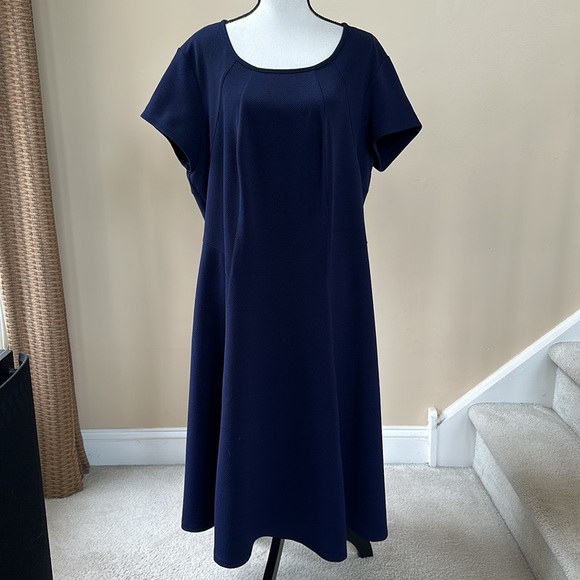Avenue Navy Short Sleeve Dress with Zipper in Back (Size 18/20) - Picture 6 of 16